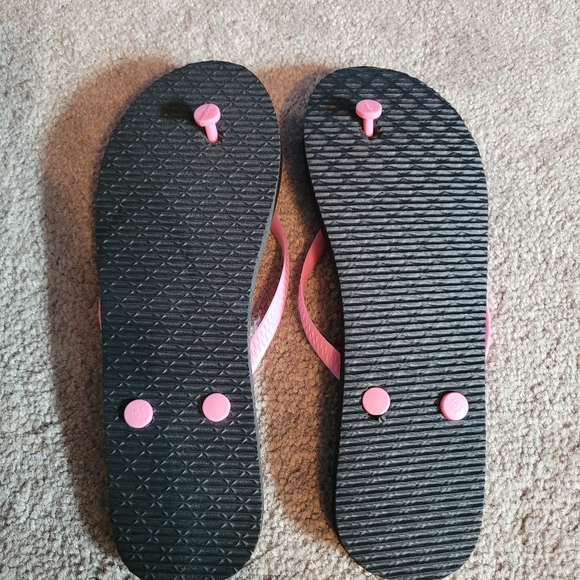 2 Pairs of Fun Cahtties Flip Flops L(9/10) - Picture 4 of 8
